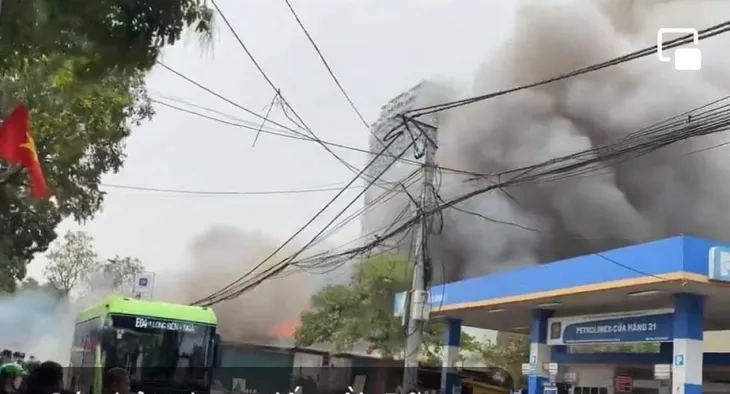 Hà Nội: Kịp thời dập tắt đám cháy gần khu vực chứa xăng dầu - Ảnh 3. Hà Nội: Kịp thời dập tắt đám cháy gần khu vực chứa xăng dầu - Ảnh 3.