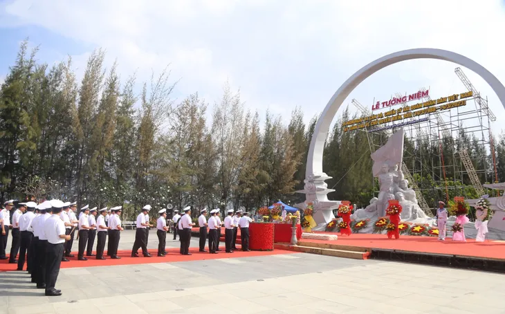 Tưởng niệm người nằm lại phía chân trời - Ảnh 1.