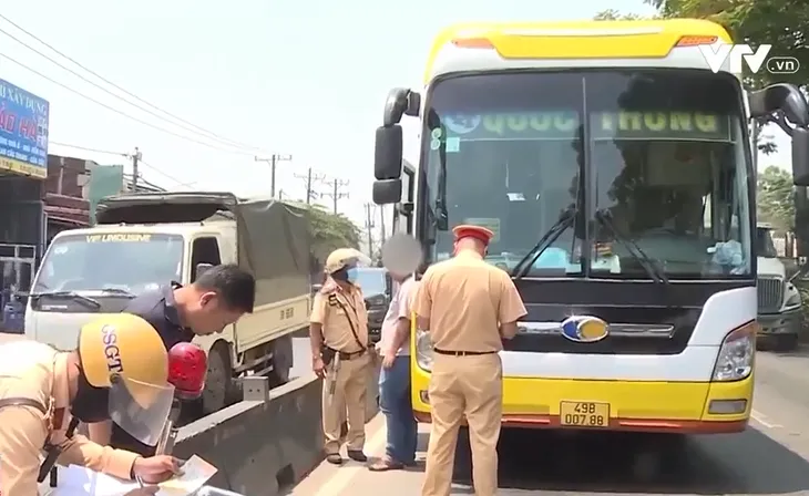 TP Hồ Chí Minh tăng cường kiểm tra xe dù, bến cóc - Ảnh 1. TP Hồ Chí Minh tăng cường kiểm tra xe dù, bến cóc - Ảnh 1.
