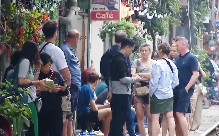 Vì sao khó xử lý tình trạng kinh doanh cà phê khu vực đường tàu? - Ảnh 3.