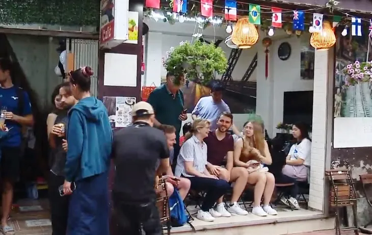 Vì sao khó xử lý tình trạng kinh doanh cà phê khu vực đường tàu? - Ảnh 2.