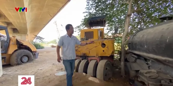 Hàng trăm máy móc hoen gỉ trên dự án cao tốc Bến Lức - Long Thành - Ảnh 4. Hàng trăm máy móc hoen gỉ trên dự án cao tốc Bến Lức - Long Thành - Ảnh 4.