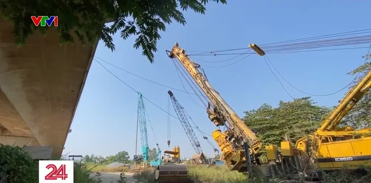 Hàng trăm máy móc hoen gỉ trên dự án cao tốc Bến Lức - Long Thành - Ảnh 1. Hàng trăm máy móc hoen gỉ trên dự án cao tốc Bến Lức - Long Thành - Ảnh 1.