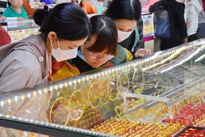 Giá vàng tiếp tục giảm mạnh - Ảnh 1. Giá vàng tiếp tục giảm mạnh - Ảnh 1.