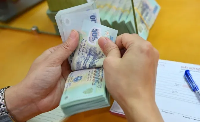 Thêm ngân hàng giảm lãi suất huy động - Ảnh 1. Thêm ngân hàng giảm lãi suất huy động - Ảnh 1.