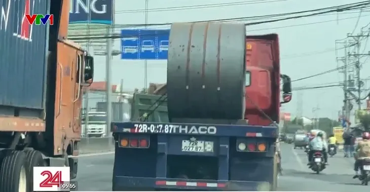 Khó xử lý xe chở cuộn tôn, thép chằng buộc không chắc chắn - Ảnh 2. Khó xử lý xe chở cuộn tôn, thép chằng buộc không chắc chắn - Ảnh 2.