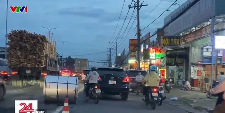 Khó xử lý xe chở cuộn tôn, thép chằng buộc không chắc chắn - Ảnh 3. Khó xử lý xe chở cuộn tôn, thép chằng buộc không chắc chắn - Ảnh 3.