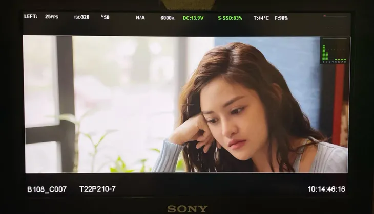 Đừng nói khi yêu: Khán giả muốn Thùy Anh buộc tóc, bỏ kính - Ảnh 9. Đừng nói khi yêu: Khán giả muốn Thùy Anh buộc tóc, bỏ kính - Ảnh 9.