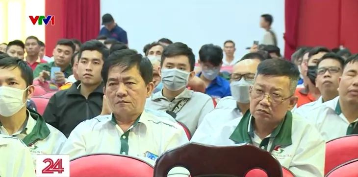 Cảnh sát giao thông hướng dẫn tài xế xe khách lái xe an toàn - Ảnh 1.