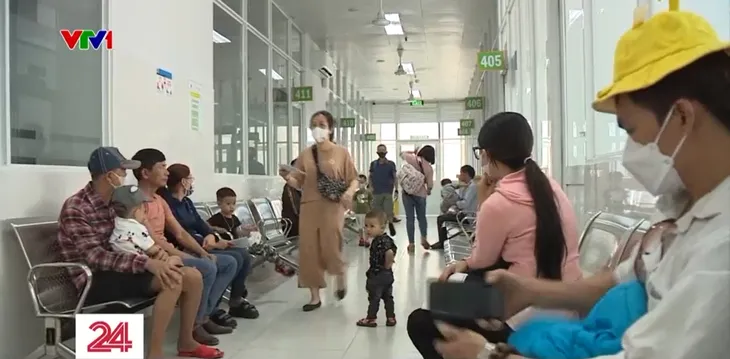 Nhiều trẻ mắc bệnh hô hấp thời điểm giao mùa - Ảnh 2.
