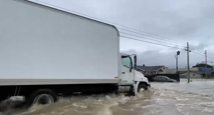 Sông khí quyển gây ngập lụt nghiêm trọng tại California, Mỹ - Ảnh 1. Sông khí quyển gây ngập lụt nghiêm trọng tại California, Mỹ - Ảnh 1.