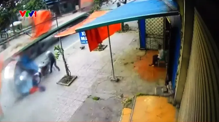 Nguy hiểm: Cuộn sắt trên xe đầu kéo bất ngờ rơi xuống đường - Ảnh 1. Nguy hiểm: Cuộn sắt trên xe đầu kéo bất ngờ rơi xuống đường - Ảnh 1.