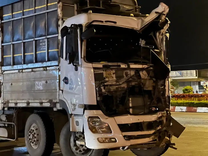 Xe khách va chạm xe tải, 13 người bị thương - Ảnh 2. Xe khách va chạm xe tải, 13 người bị thương - Ảnh 2.