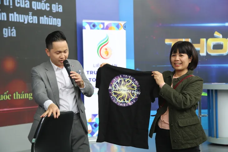 Náo nhiệt minigame tìm kiếm người chơi cho Ai là triệu phú tại Hội báo toàn quốc 2023 - Ảnh 3. Náo nhiệt minigame tìm kiếm người chơi cho Ai là triệu phú tại Hội báo toàn quốc 2023 - Ảnh 3.