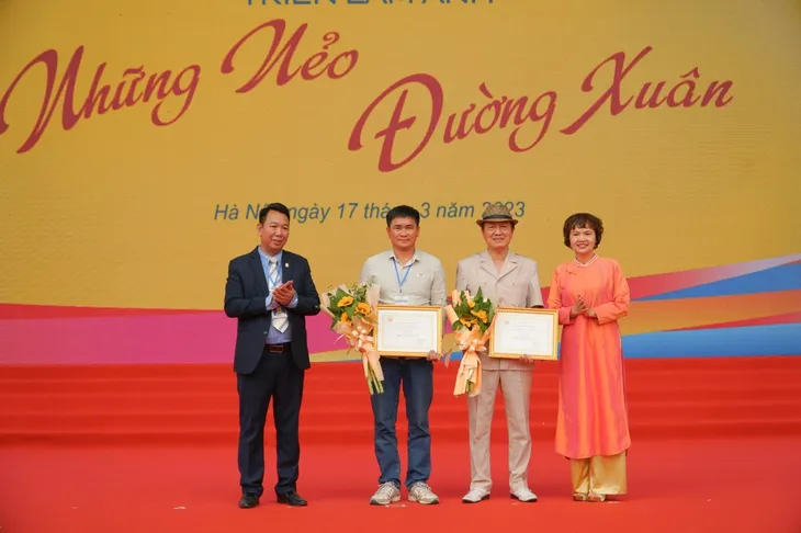 Triển lãm ảnh Những nẻo đường xuân: Ghi lại đất nước Việt Nam đầy sắc màu - Ảnh 4. Triển lãm ảnh Những nẻo đường xuân: Ghi lại đất nước Việt Nam đầy sắc màu - Ảnh 4.