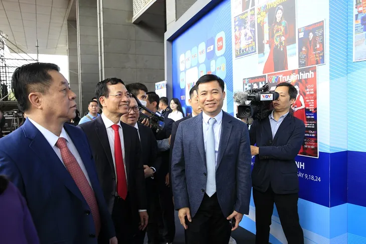 Sôi nổi nhiều hoạt động trải nghiệm tại gian hàng VTV trong khuôn khổ Hội báo toàn quốc 2023 - Ảnh 2. Sôi nổi nhiều hoạt động trải nghiệm tại gian hàng VTV trong khuôn khổ Hội báo toàn quốc 2023 - Ảnh 2.