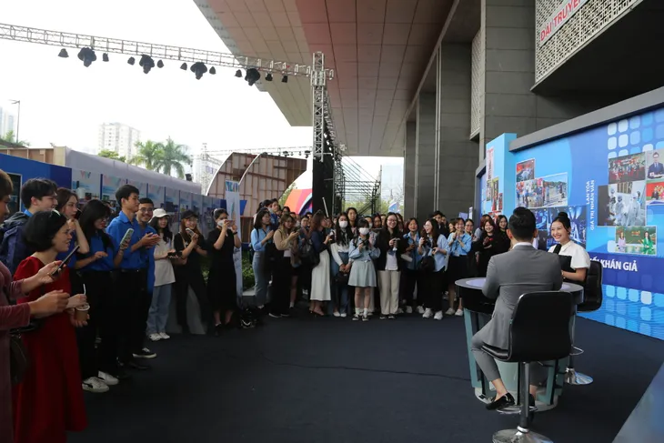 Náo nhiệt minigame tìm kiếm người chơi cho Ai là triệu phú tại Hội báo toàn quốc 2023 - Ảnh 1. Náo nhiệt minigame tìm kiếm người chơi cho Ai là triệu phú tại Hội báo toàn quốc 2023 - Ảnh 1.