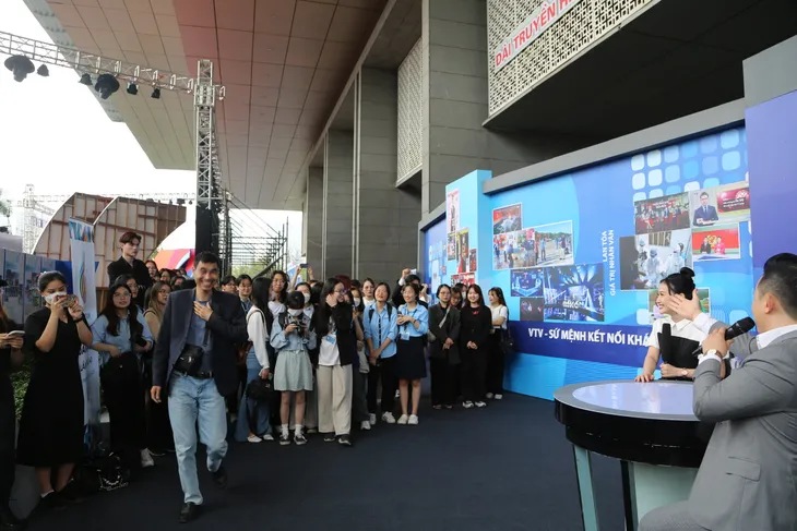 Náo nhiệt minigame tìm kiếm người chơi cho Ai là triệu phú tại Hội báo toàn quốc 2023 - Ảnh 8. Náo nhiệt minigame tìm kiếm người chơi cho Ai là triệu phú tại Hội báo toàn quốc 2023 - Ảnh 8.