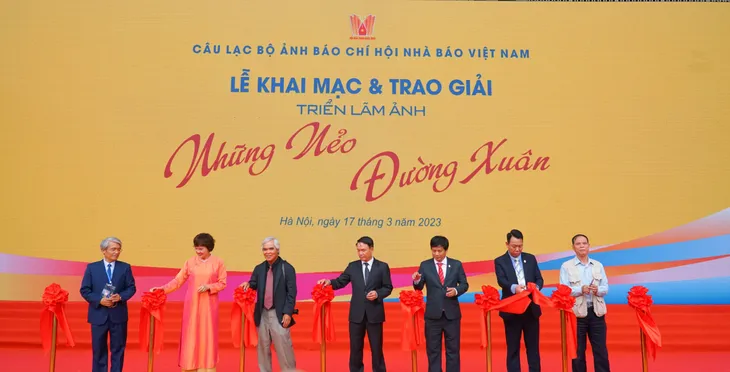 Triển lãm ảnh Những nẻo đường xuân: Ghi lại đất nước Việt Nam đầy sắc màu - Ảnh 1. Triển lãm ảnh Những nẻo đường xuân: Ghi lại đất nước Việt Nam đầy sắc màu - Ảnh 1.