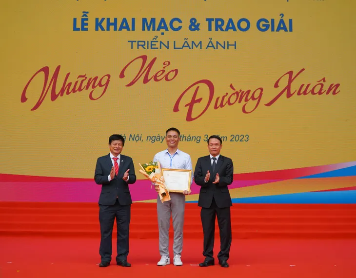 Triển lãm ảnh Những nẻo đường xuân: Ghi lại đất nước Việt Nam đầy sắc màu - Ảnh 3. Triển lãm ảnh Những nẻo đường xuân: Ghi lại đất nước Việt Nam đầy sắc màu - Ảnh 3.