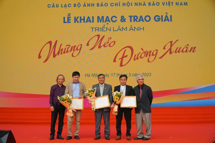 Triển lãm ảnh Những nẻo đường xuân: Ghi lại đất nước Việt Nam đầy sắc màu - Ảnh 5. Triển lãm ảnh Những nẻo đường xuân: Ghi lại đất nước Việt Nam đầy sắc màu - Ảnh 5.
