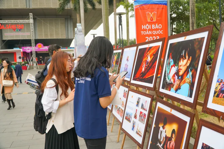 Triển lãm ảnh Những nẻo đường xuân: Ghi lại đất nước Việt Nam đầy sắc màu - Ảnh 7. Triển lãm ảnh Những nẻo đường xuân: Ghi lại đất nước Việt Nam đầy sắc màu - Ảnh 7.
