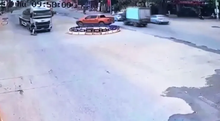 Gặp nạn do xe máy tạt đầu xe đầu kéo - Ảnh 2.