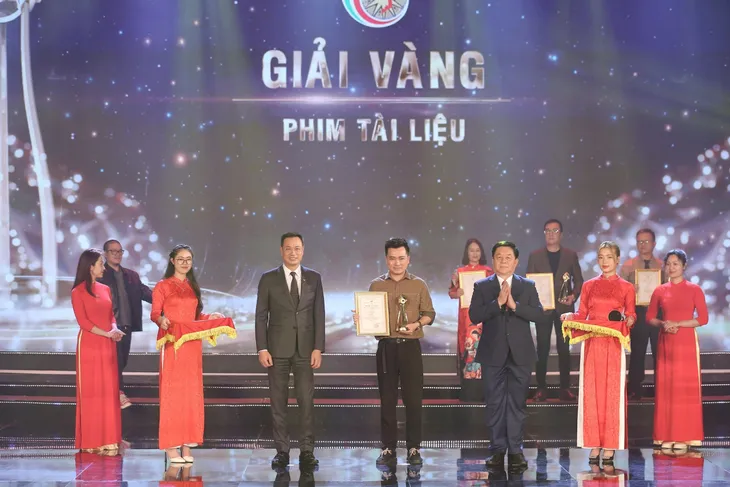 PV Hồng Anh: Được ghi nhận, chúng tôi càng hiểu rõ hơn về giá trị và ý nghĩa của nghề báo - Ảnh 2. PV Hồng Anh: Được ghi nhận, chúng tôi càng hiểu rõ hơn về giá trị và ý nghĩa của nghề báo - Ảnh 2.