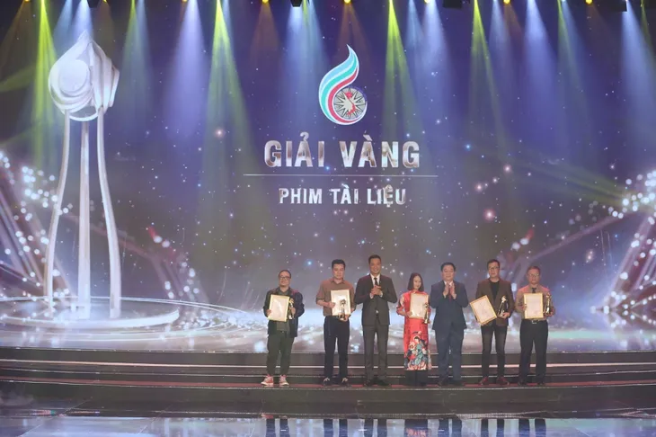 PV Hồng Anh: Được ghi nhận, chúng tôi càng hiểu rõ hơn về giá trị và ý nghĩa của nghề báo - Ảnh 3. PV Hồng Anh: Được ghi nhận, chúng tôi càng hiểu rõ hơn về giá trị và ý nghĩa của nghề báo - Ảnh 3.