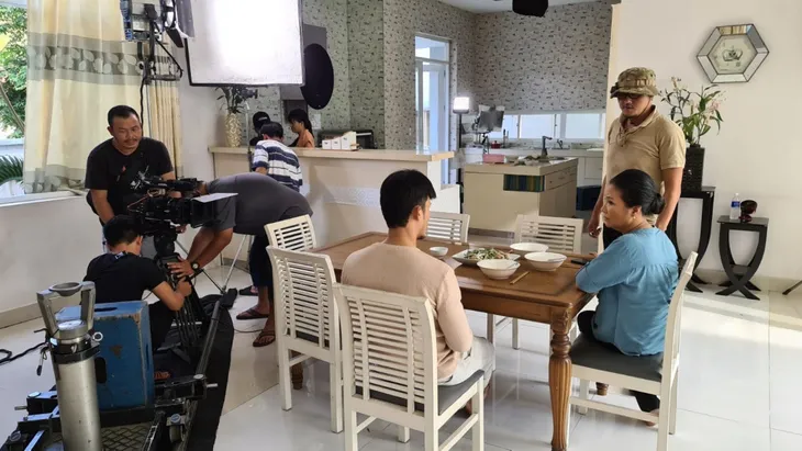 Đạo diễn Thương ngày nắng về: Giải Vàng Liên hoan Truyền hình là niềm mơ ước - Ảnh 4. Đạo diễn Thương ngày nắng về: Giải Vàng Liên hoan Truyền hình là niềm mơ ước - Ảnh 4.