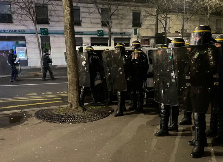 Cảnh sát và người biểu tình phản đối cải cách hưu trí tại Paris đụng độ trong ngày thứ ba - Ảnh 3. Cảnh sát và người biểu tình phản đối cải cách hưu trí tại Paris đụng độ trong ngày thứ ba - Ảnh 3.