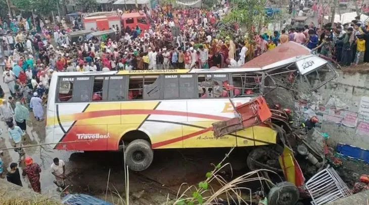 Tai nạn xe bus ở Bangladesh khiến ít nhất 19 người thiệt mạng - Ảnh 1. Tai nạn xe bus ở Bangladesh khiến ít nhất 19 người thiệt mạng - Ảnh 1.