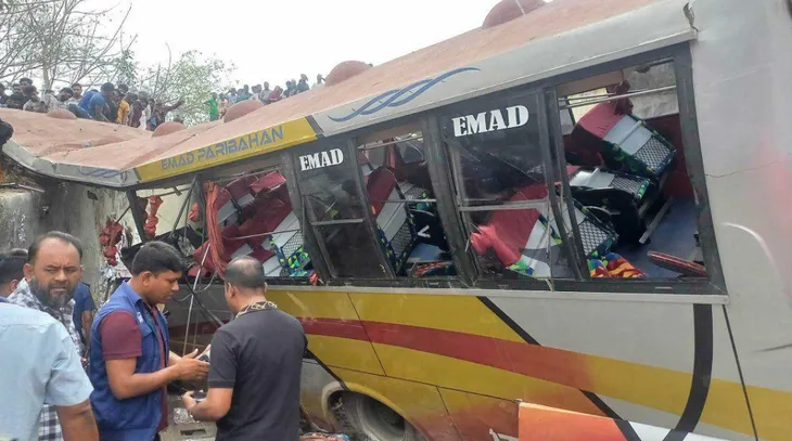 Tai nạn xe bus ở Bangladesh khiến ít nhất 19 người thiệt mạng - Ảnh 2. Tai nạn xe bus ở Bangladesh khiến ít nhất 19 người thiệt mạng - Ảnh 2.
