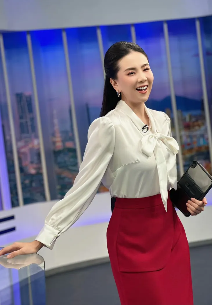 MC Mai Ngọc biến hóa với áo sơmi trắng khi lên hình - Ảnh 5. MC Mai Ngọc biến hóa với áo sơmi trắng khi lên hình - Ảnh 5.
