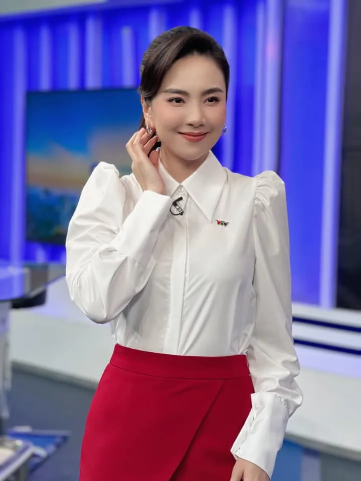 MC Mai Ngọc biến hóa với áo sơmi trắng khi lên hình - Ảnh 4. MC Mai Ngọc biến hóa với áo sơmi trắng khi lên hình - Ảnh 4.