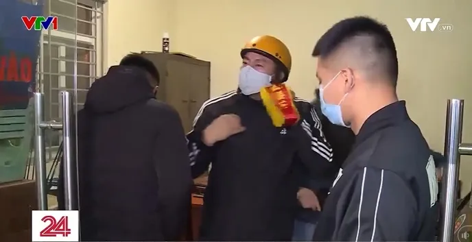 Công an mật phục kiểm soát trật tự giao thông - Ảnh 1. Công an mật phục kiểm soát trật tự giao thông - Ảnh 1.