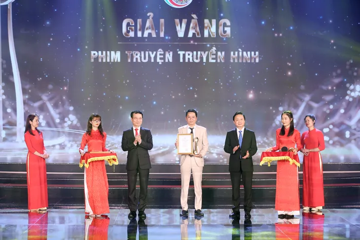 Đạo diễn Thương ngày nắng về: Giải Vàng Liên hoan Truyền hình là niềm mơ ước - Ảnh 1. Đạo diễn Thương ngày nắng về: Giải Vàng Liên hoan Truyền hình là niềm mơ ước - Ảnh 1.