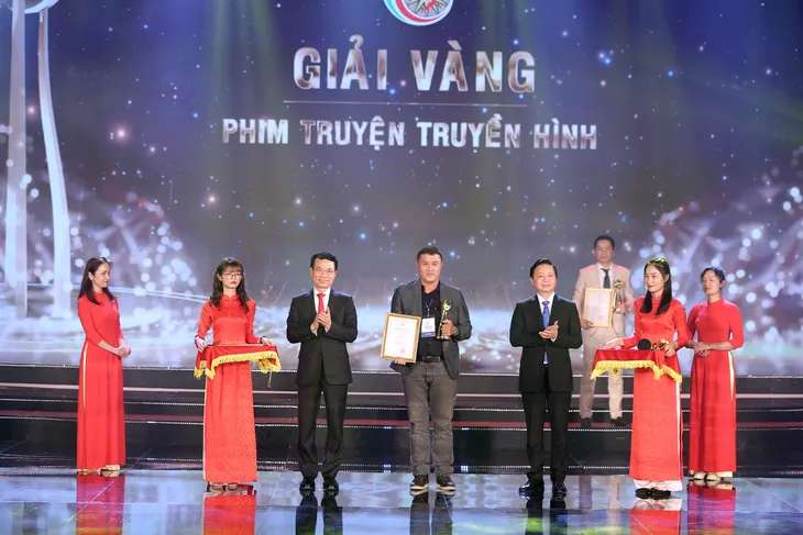 Đạo diễn Thương ngày nắng về: Giải Vàng Liên hoan Truyền hình là niềm mơ ước - Ảnh 3. Đạo diễn Thương ngày nắng về: Giải Vàng Liên hoan Truyền hình là niềm mơ ước - Ảnh 3.