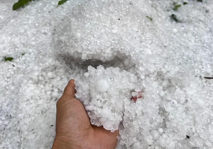 Dông lốc kèm mưa đá gây nhiều thiệt hại tại Điện Biên - Ảnh 1. Dông lốc kèm mưa đá gây nhiều thiệt hại tại Điện Biên - Ảnh 1.