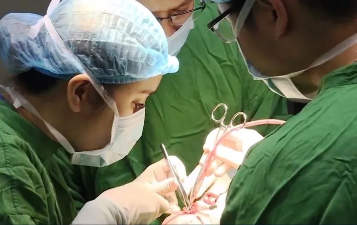 Cận cảnh ca phẫu thuật dị tật hàm mặt phức tạp cho bé 13 tháng tuổi - Ảnh 2. Cận cảnh ca phẫu thuật dị tật hàm mặt phức tạp cho bé 13 tháng tuổi - Ảnh 2.