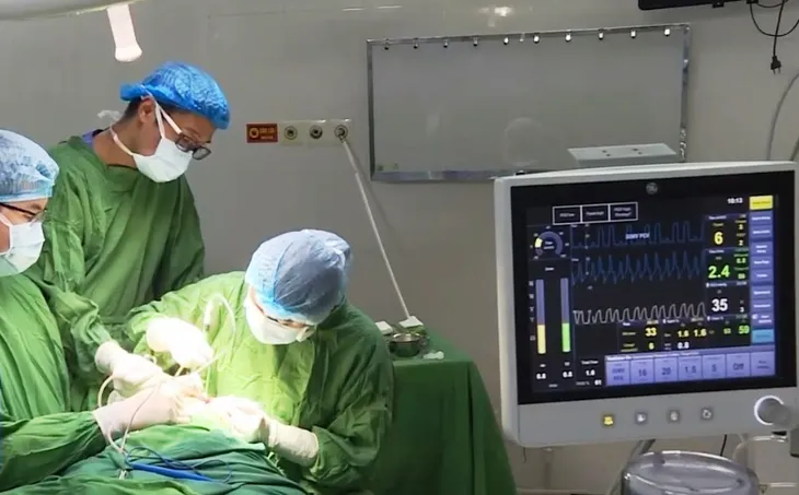 Cận cảnh ca phẫu thuật dị tật hàm mặt phức tạp cho bé 13 tháng tuổi - Ảnh 3. Cận cảnh ca phẫu thuật dị tật hàm mặt phức tạp cho bé 13 tháng tuổi - Ảnh 3.