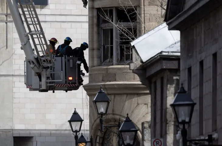 Canada tìm kiếm 7 người mất tích trong vụ cháy tòa nhà ở Montreal - Ảnh 3. Canada tìm kiếm 7 người mất tích trong vụ cháy tòa nhà ở Montreal - Ảnh 3.