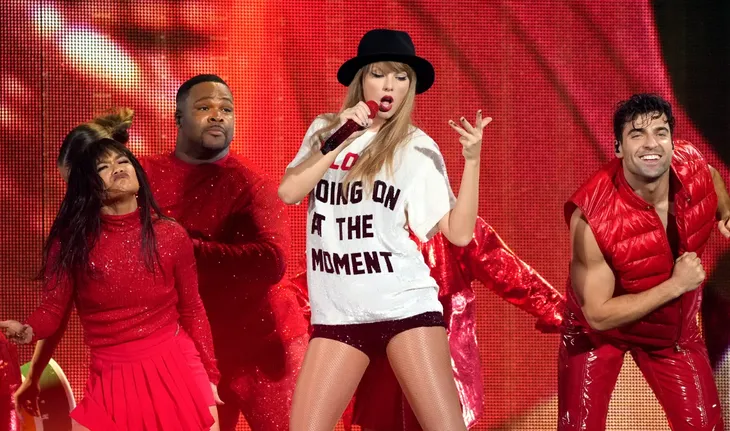 Taylor Swift biểu diễn 44 ca khúc chỉ trong một đêm diễn - Ảnh 1. Taylor Swift biểu diễn 44 ca khúc chỉ trong một đêm diễn - Ảnh 1.