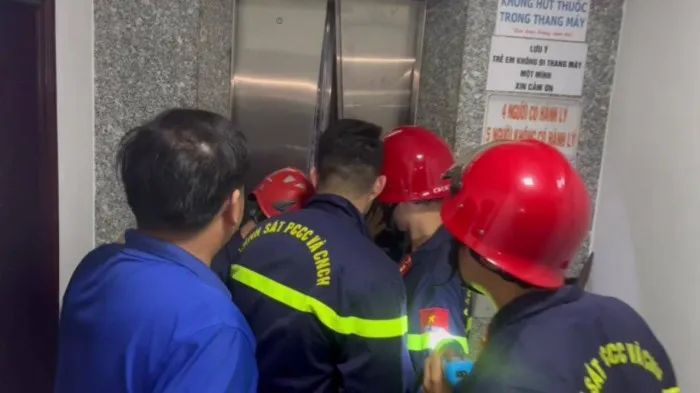 Giải cứu kịp thời 3 người mắc kẹt trong thang máy ở Huế - Ảnh 1. Giải cứu kịp thời 3 người mắc kẹt trong thang máy ở Huế - Ảnh 1.
