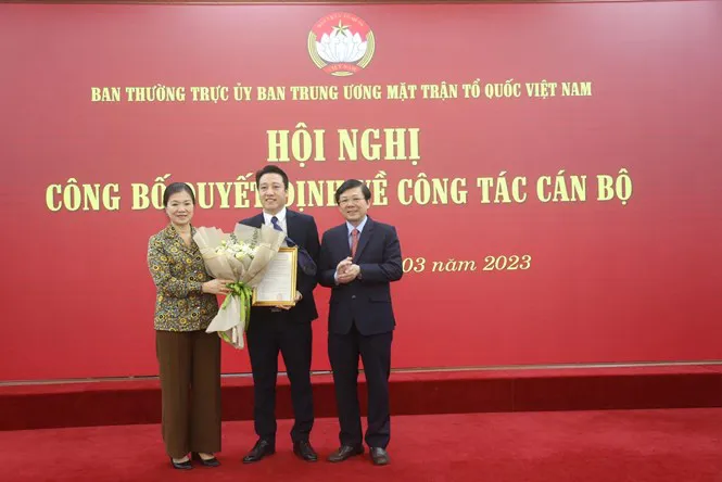 Ông Nguyễn Văn Dũng được bổ nhiệm giữ chức Phó Tổng Biên tập Tạp chí Mặt trận - Ảnh 1. Ông Nguyễn Văn Dũng được bổ nhiệm giữ chức Phó Tổng Biên tập Tạp chí Mặt trận - Ảnh 1.