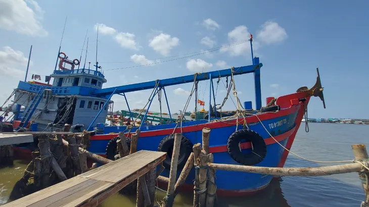 Tiếp tục bắt giữ tàu chở gần 50.000 lít dầu lậu trên vùng biển Cà Mau - Ảnh 1. Tiếp tục bắt giữ tàu chở gần 50.000 lít dầu lậu trên vùng biển Cà Mau - Ảnh 1.