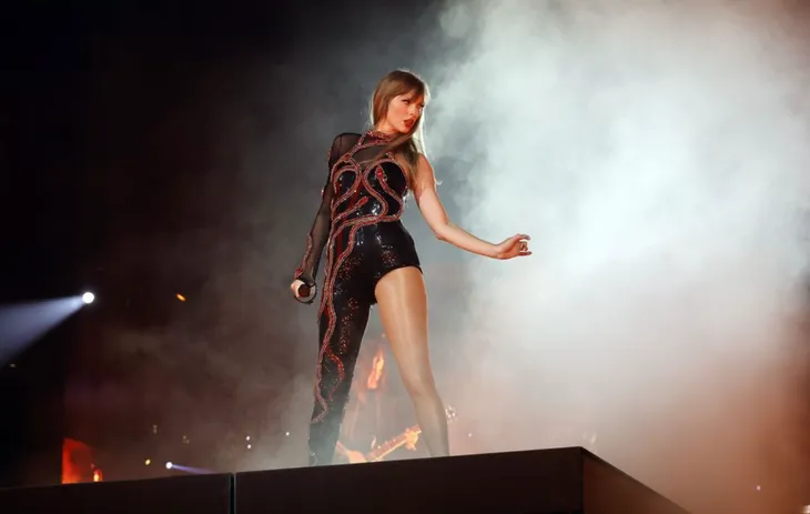 Chiêm ngưỡng phong cách của Taylor Swift qua từng thời kỳ trong tour diễn Eras Tour - Ảnh 6. Chiêm ngưỡng phong cách của Taylor Swift qua từng thời kỳ trong tour diễn Eras Tour - Ảnh 6.