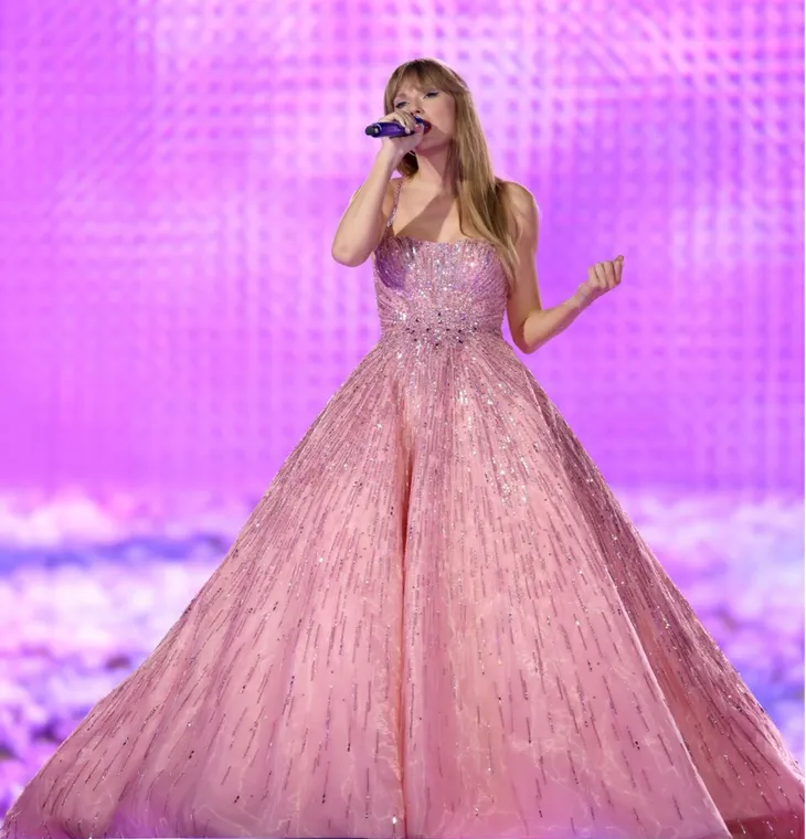 Chiêm ngưỡng phong cách của Taylor Swift qua từng thời kỳ trong tour diễn Eras Tour - Ảnh 8. Chiêm ngưỡng phong cách của Taylor Swift qua từng thời kỳ trong tour diễn Eras Tour - Ảnh 8.