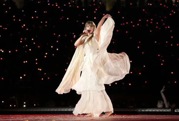 Chiêm ngưỡng phong cách của Taylor Swift qua từng thời kỳ trong tour diễn Eras Tour - Ảnh 13. Chiêm ngưỡng phong cách của Taylor Swift qua từng thời kỳ trong tour diễn Eras Tour - Ảnh 13.
