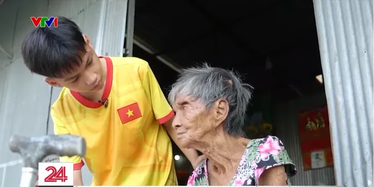 Cặp lá yêu thương: Ước mơ làm cầu thủ bóng đá của cậu học trò mồ côi cả bố lẫn mẹ - Ảnh 1. Cặp lá yêu thương: Ước mơ làm cầu thủ bóng đá của cậu học trò mồ côi cả bố lẫn mẹ - Ảnh 1.
